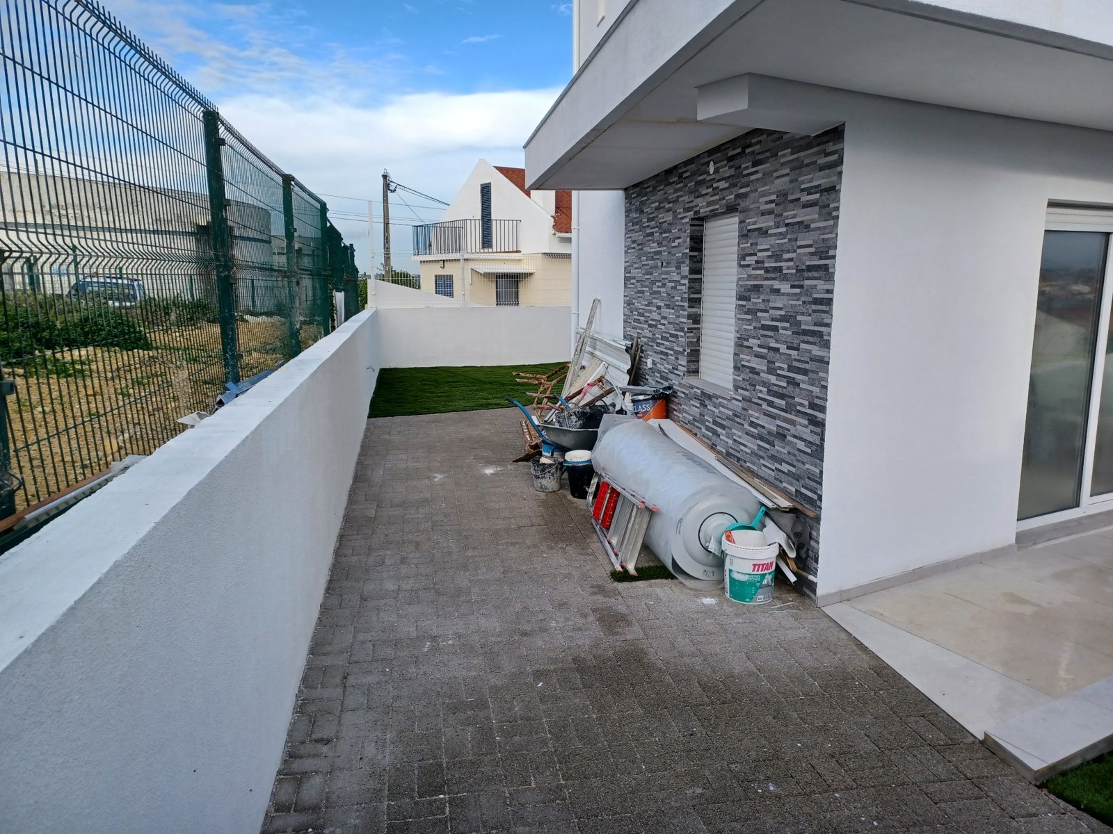 Exterior da moradia na fase de acabamentos