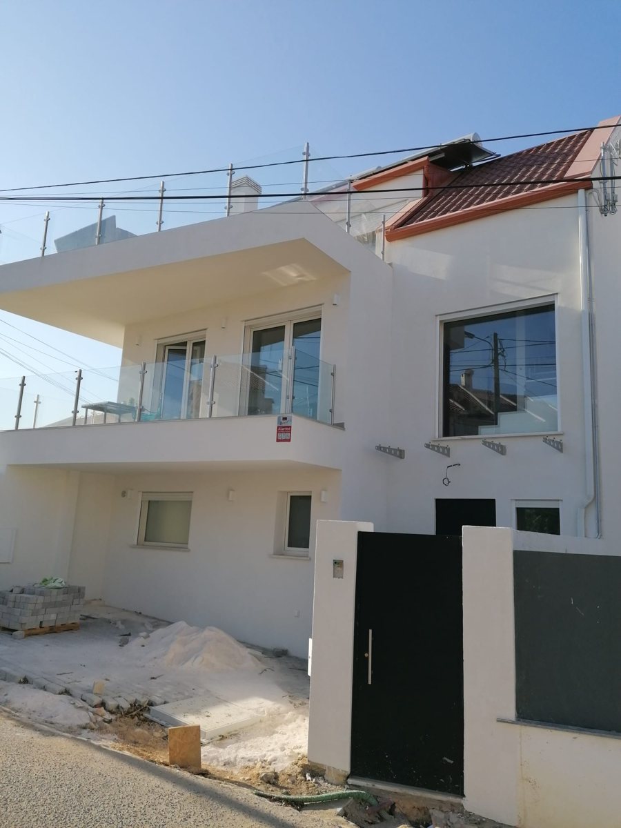 Fachada na fase final dos trabalhos exteriores