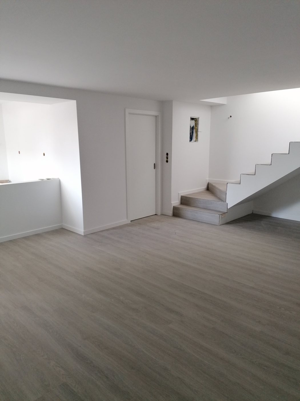 Sala e escadaria da moradia concluídas