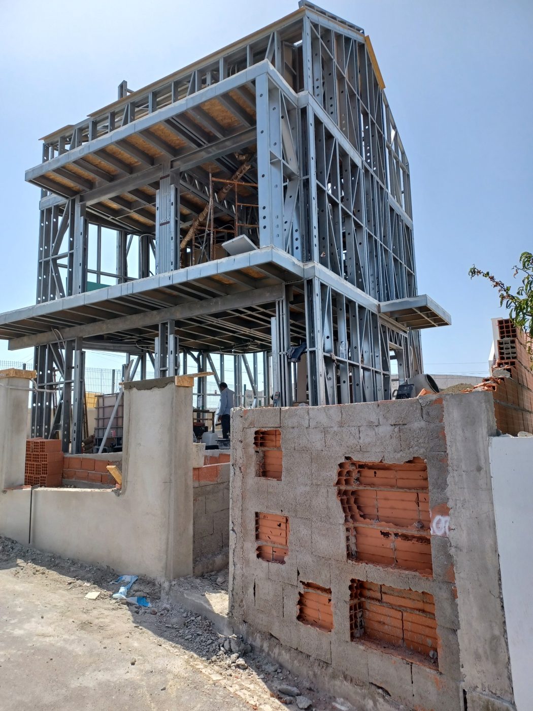 Estrutura metálica de uma moradia em construção