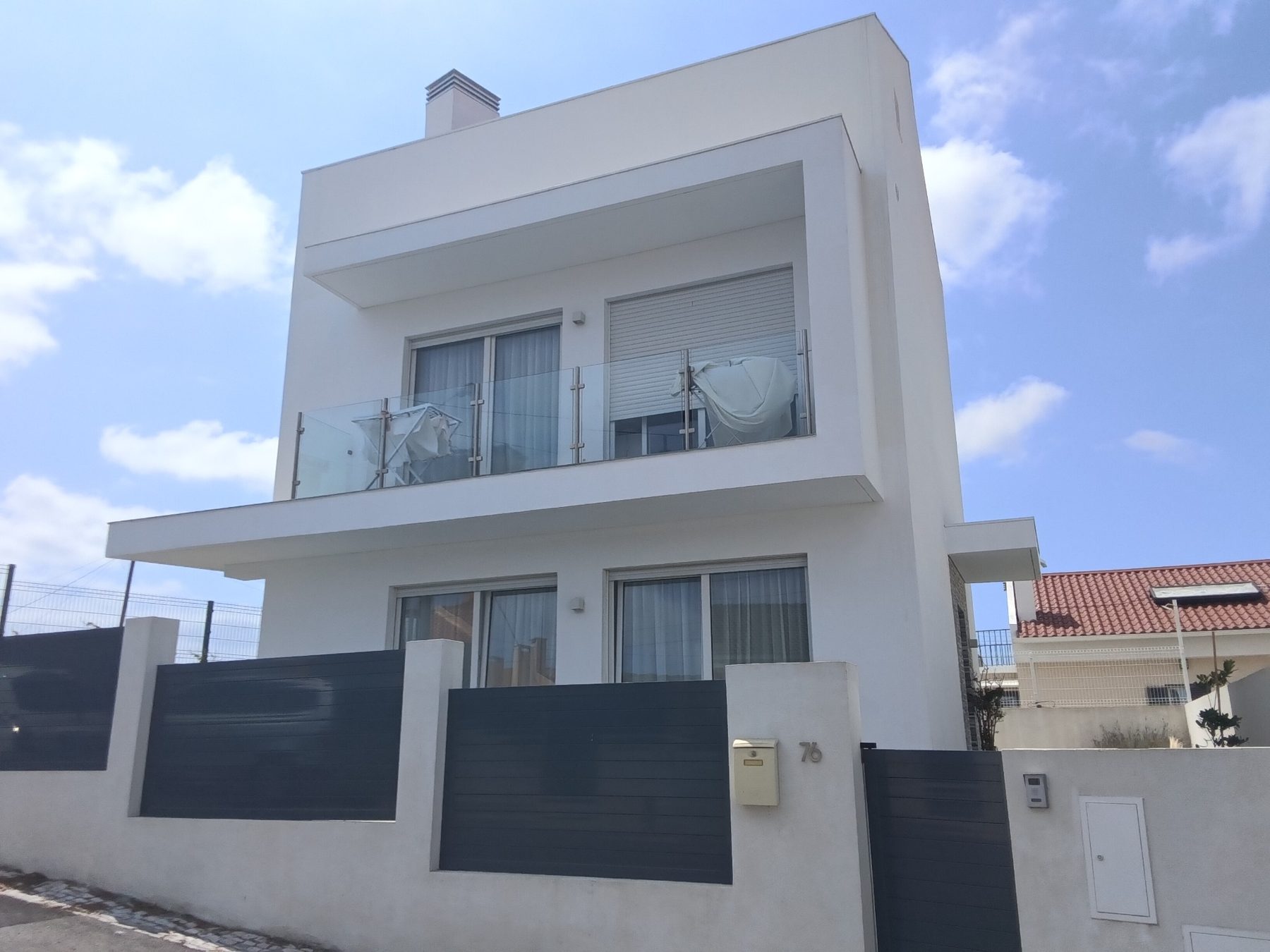 Fachada de moradia concluída em Caparide