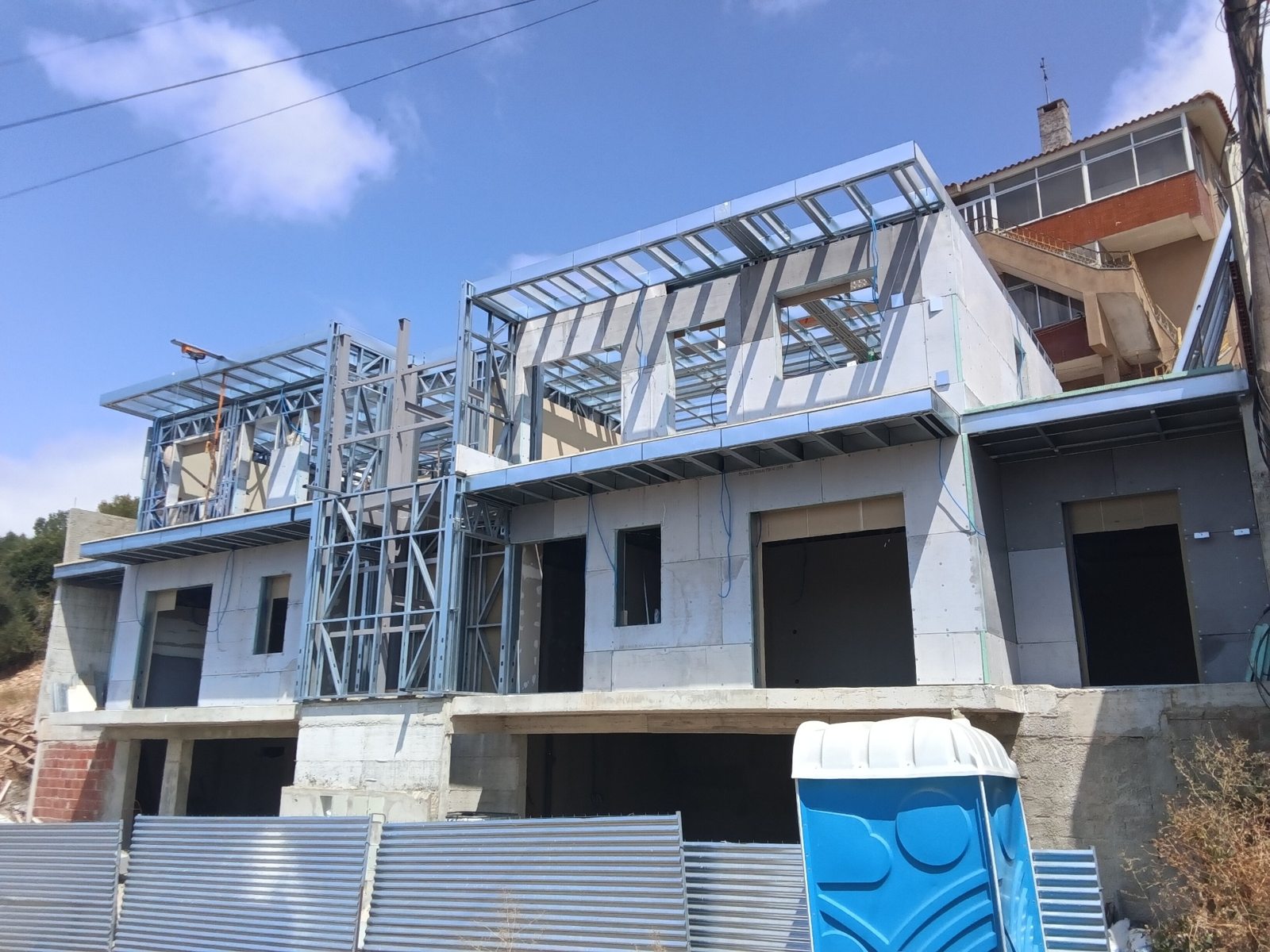 Estrutura das duas moradias em desenvolvimento