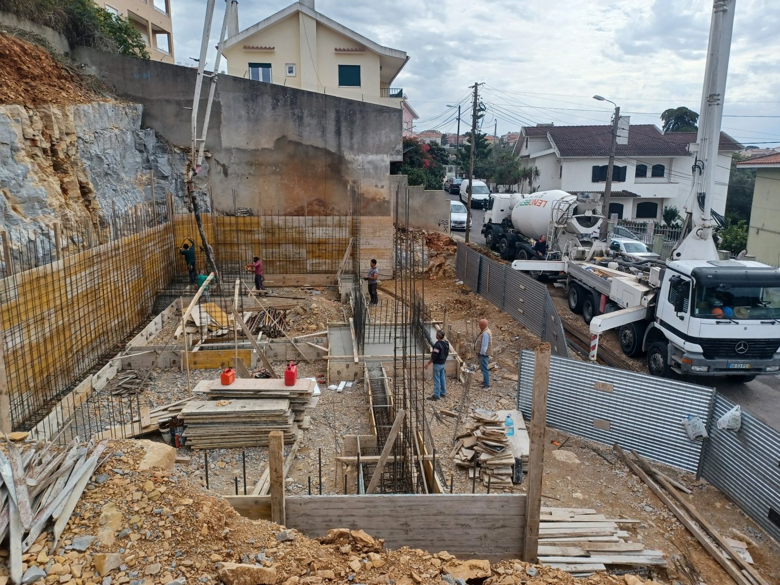 Equipa e betonagem na fase de fundações