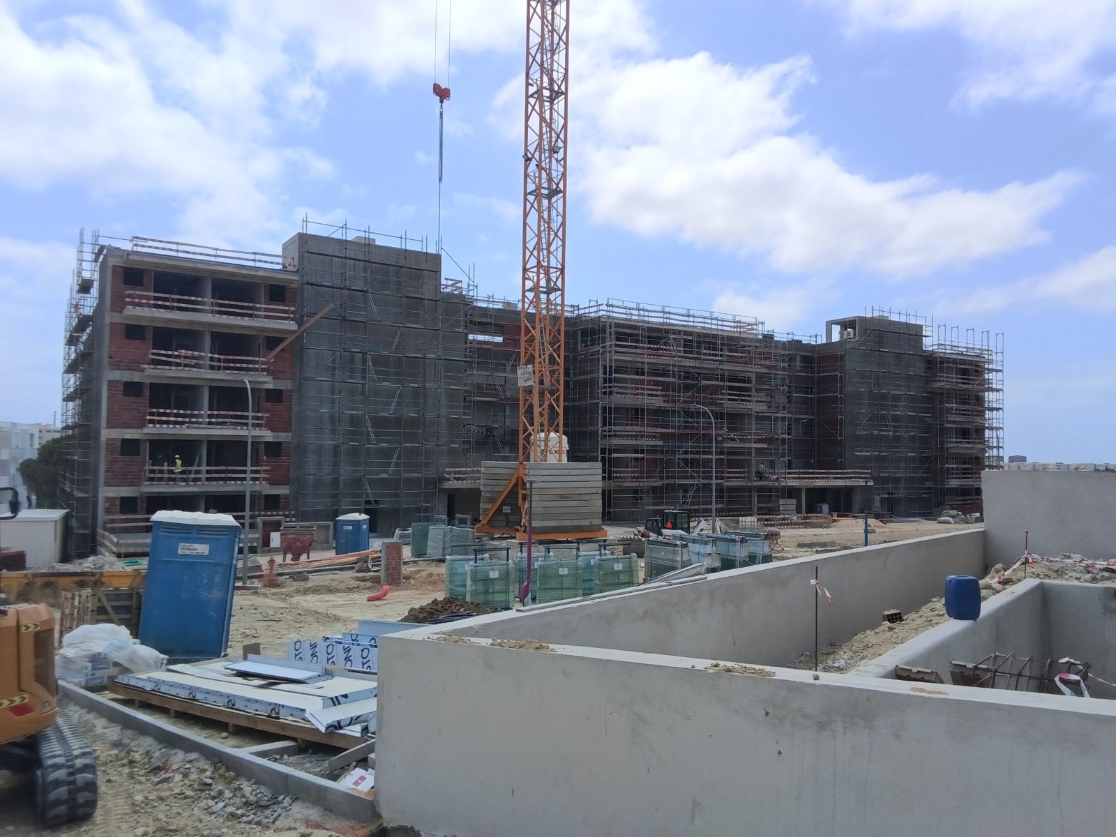 Vista de conjunto dos edifícios residenciais em obra