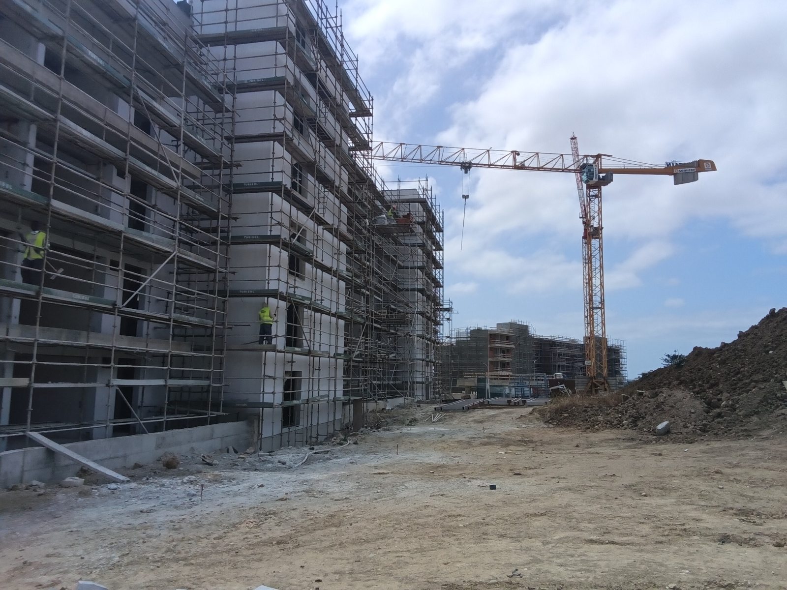 Frente de obra entre edifícios do Vistabella Oeiras